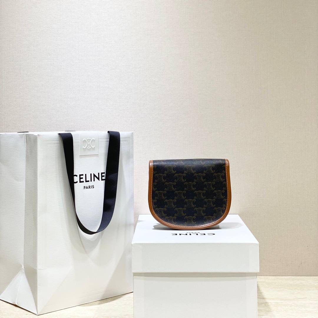 🔥大货实拍图 𝗖𝗘𝗟𝗜𝗡𝗘 ♥ 𝗧𝗥𝗜𝗢𝗠𝗣𝗛𝗘 𝗖𝗔𝗡𝗩𝗔𝗦 𝗕𝗘𝗦𝗔𝗖𝗘 嗨～复古老花yyds新草报道～圆滚滚的小马鞍很是讨喜🤩～ 型号：196702 尺寸：15*11*4cm