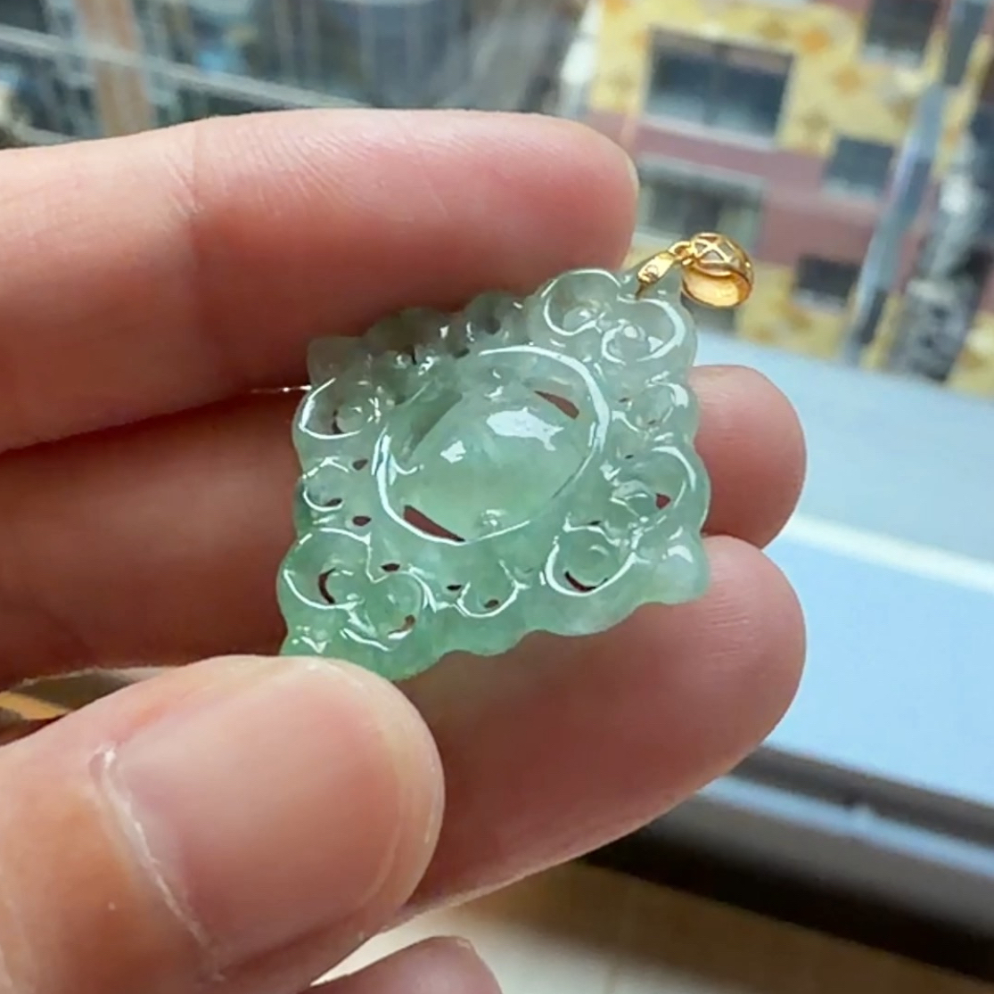 龍紋鏤空翡翠18K吊墜