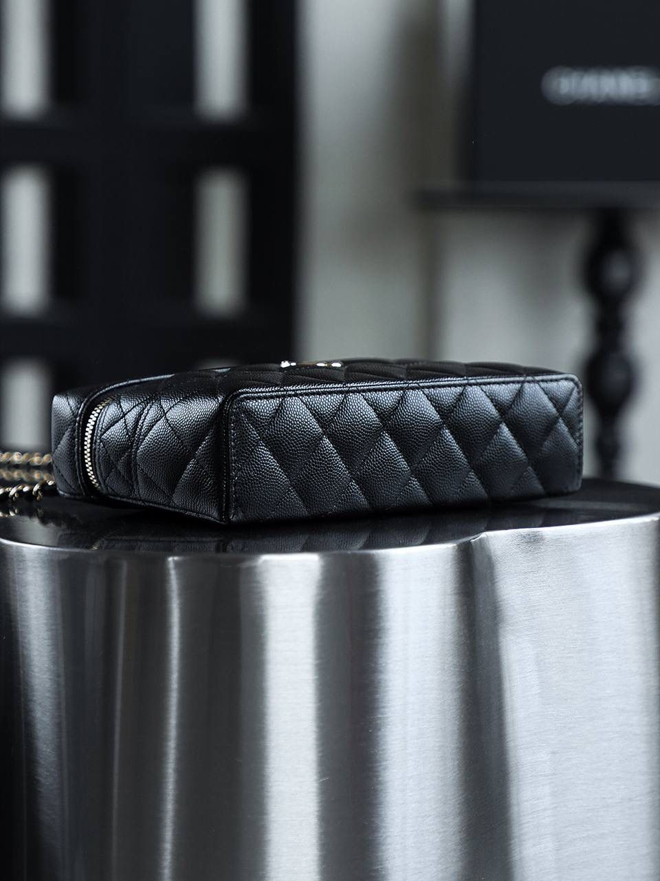 25C盒子包鑒定版👜 一包一碼 支持全球鑒定查驗身份證原廠專G 三隻羊皮料過關清單資料可査詢 25C腰線LP盒子包，獨特設計，一眼傾心！ 方正的包身線條簡潔俐落，致敬了50年代vintage手袋的復古廓形，展現出一種獨特的復古韻味。 包身中央那條優雅的弧形縫線，堪稱點睛之筆，不僅讓原本相對規整的包身瞬間立體有型，還為其增添了一份靈動與俏皮！ 五金：全鋼淺金扣 皮料：impala三隻羊中小球 尺寸：17*19.5*5cm