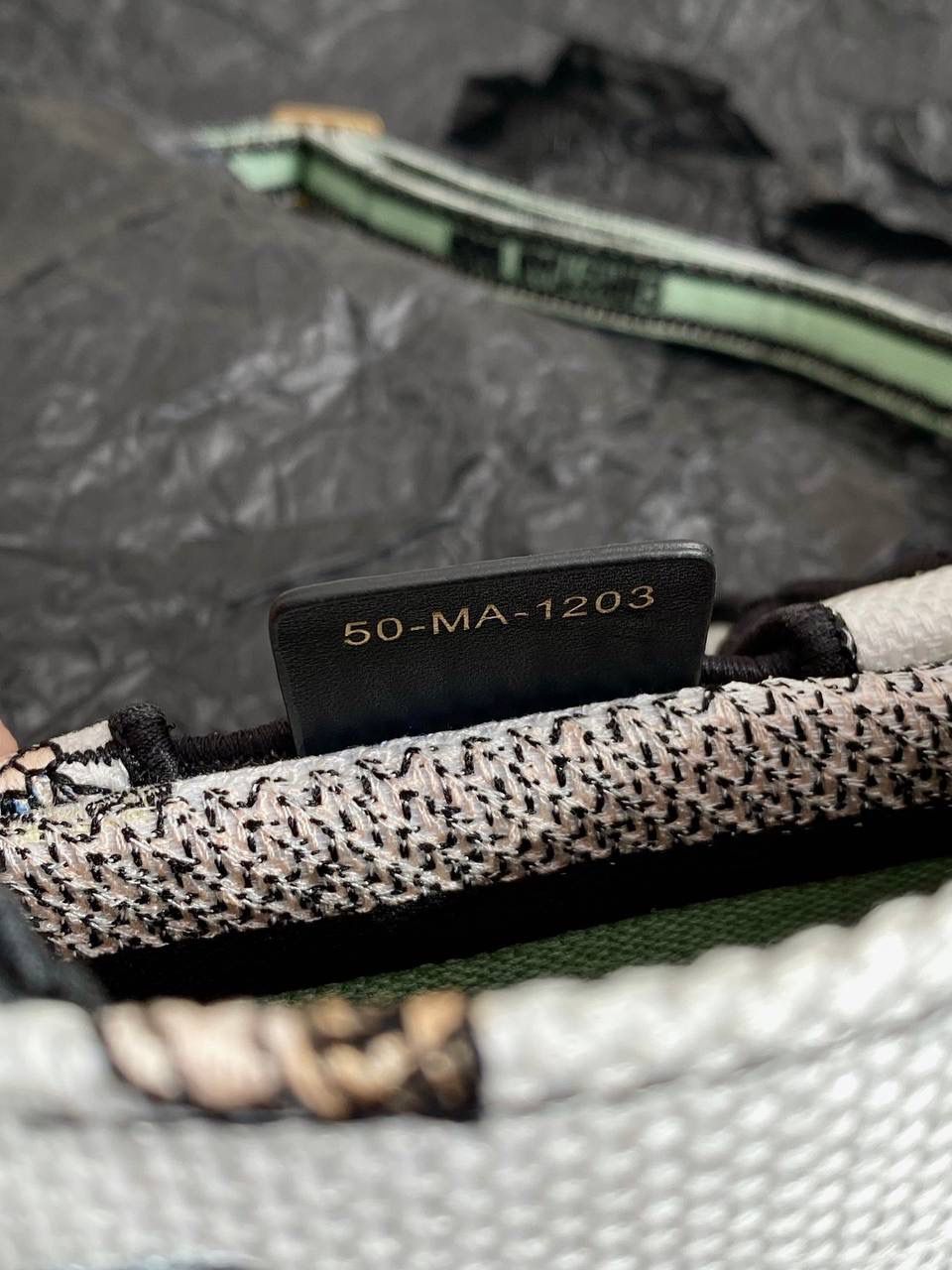 🈶绿色蝴蝶迷你 𝗖𝗗 𝗕𝗼𝗼𝗸 𝗧𝗼𝘁𝗲 24圣诞限定🎄 圣诞季这一波𝗗𝗜𝗢𝗥真的稳赢 浪漫的蝴蝶刺绣 象征着自由和转变 高级的配色 精致的造型与细节设计，无不透露出一种温柔而魔法般的美感🎀 呜呜真的太好看了，姐妹们必冲！ 21.5×13×7.5cm