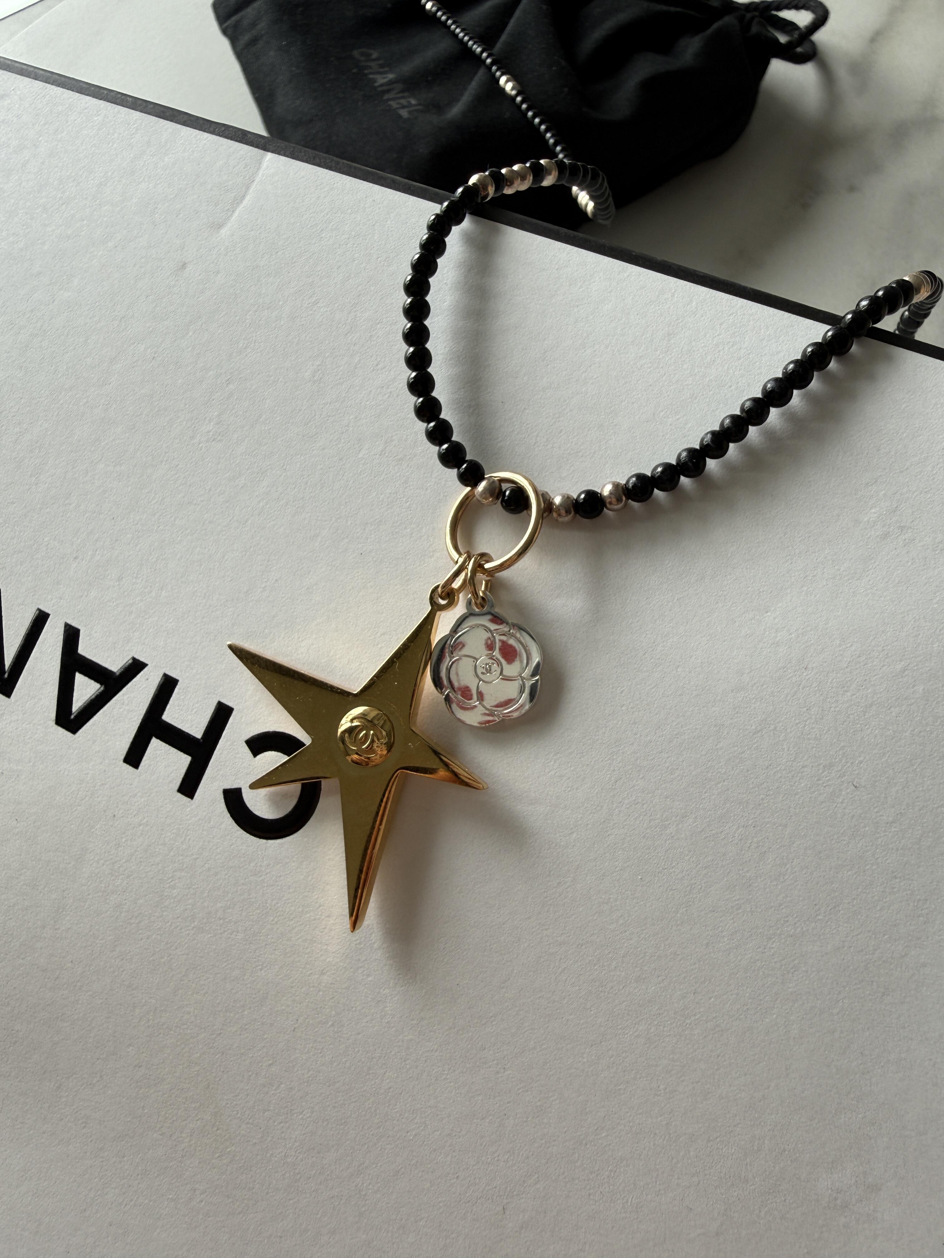 ✨可以Diy項鍊痛同耳環😍 Chanel 香奈兒 限定星星&經典山茶花吊飾 一盒兩個套裝（不含項鍊和耳扣）