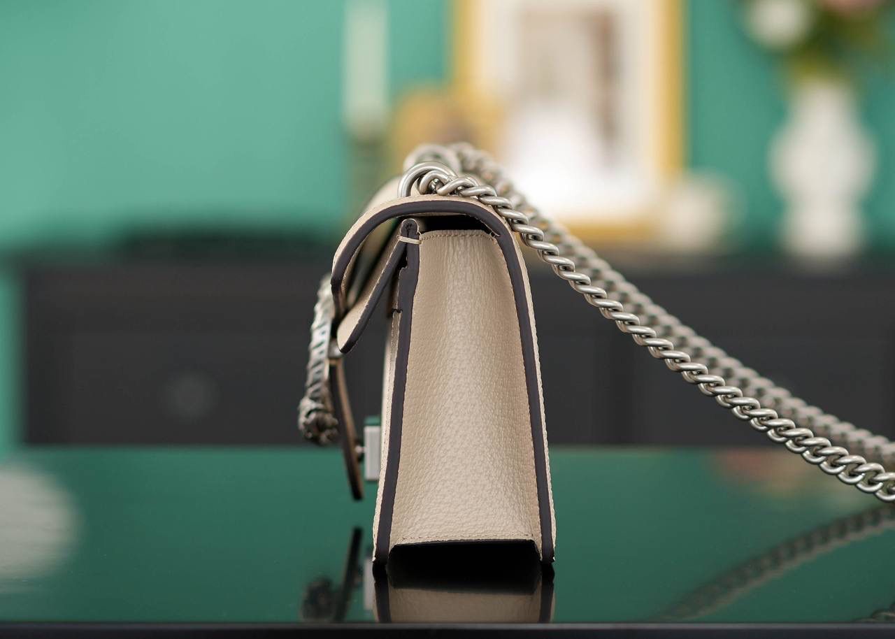 🥯GG Dionysus系列经典酒神 燕麦色 25cm 正品售价¥23.000 燕麦色是新出的颜色，非常适合夏天 25cm我个人是感觉刚刚好的 出镜率非常高 简直是穿搭利器 最重要是，它真的不重~ 官方款号 499623 尺寸：25x13x7cm