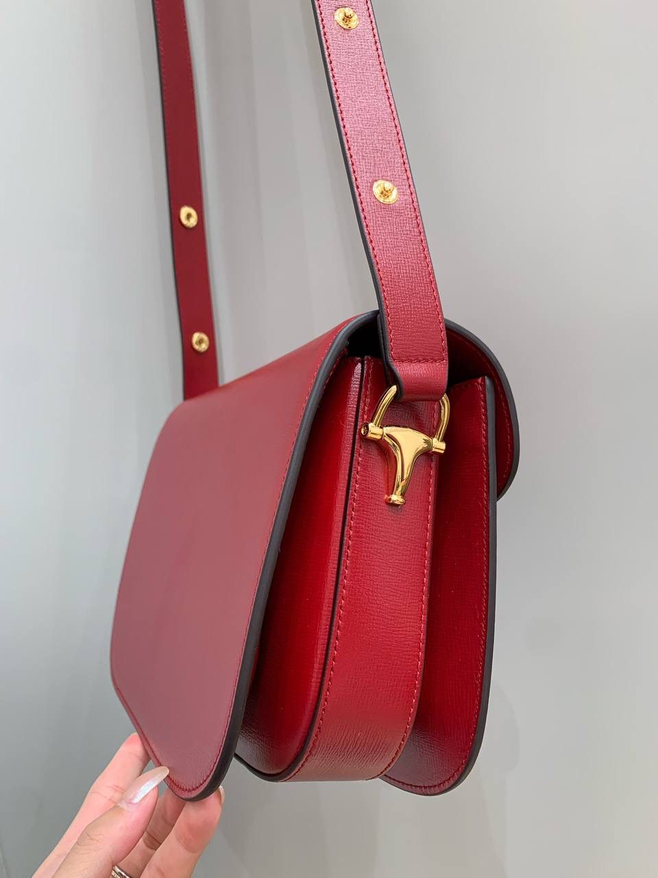 新背景实拍正品级 。Gucc1 Horsebit 1955马鞍包(原厂皮红色） 销量王🔥全新升级2代马鞍包 马鞍包我真的爱了，火爆程度你们都知道 全新升级版本我相信你们会更加疯狂 肩带做了修改使用起来更加美观 更加立体的版型让马鞍包更加霸气十足 全铜马衔扣五金搭配开发部原厂皮 真的是绝了，拿到手你们都会惊艳！ 虽然出来很久了，但火热程度丝毫不减 国内外博主基本人手一个，搭衣服超赞！ 全新升级版本一定要买一个出去炸街！ 型号 602204 尺寸 25x18x8cm