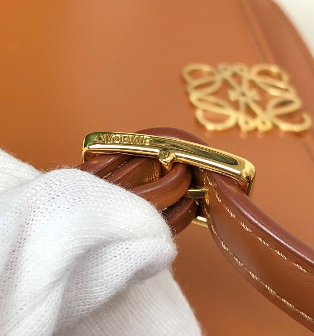 中号『 L0E💟WE GOYA 』 ⭐ 泫雅.周也.曾黎.虞书欣.宋茜.宋妍霏…众多明星同款哟～😘 ⭐能装，好搭，又不怕造 光滑丝绸牛皮革除了显高级外，上手如婴儿般肌肤娇嫩平滑，让你非常想保护她，呵护她呢～内饰细腻napa羊皮三隔层，贴心设计了暗扣和背面小侧袋，收纳方便➕安全感满分💯 ⭐灰常匹配当下的极简风，难得是拥有一大票靓丽颜色，无论是优雅知性，还是我们活泼开朗的小仙女们，都可以闭眼入啦！想凹造型？想上班通勤？怎么用怎么挑，都不会错^_^ 一句话，若🈶️此包，前者皆可抛！ 就算吃土也要买下呀呀呀～～ 中号尺寸：23-15-6.5CM 型号：012121棕色